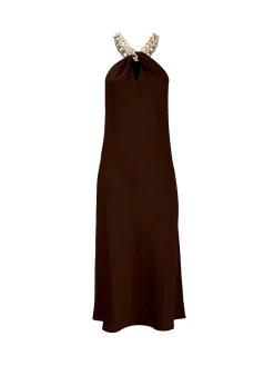 Abito elegante con catena sul collo