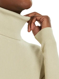 Abito slim con collo alto beige