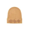 Cappello con ricami camel