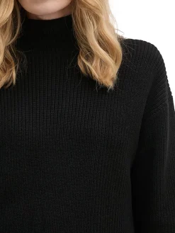 Dolcevita a costine con logo nero