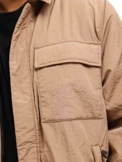 Giubbino con due tasconi e zip Crinkle beige