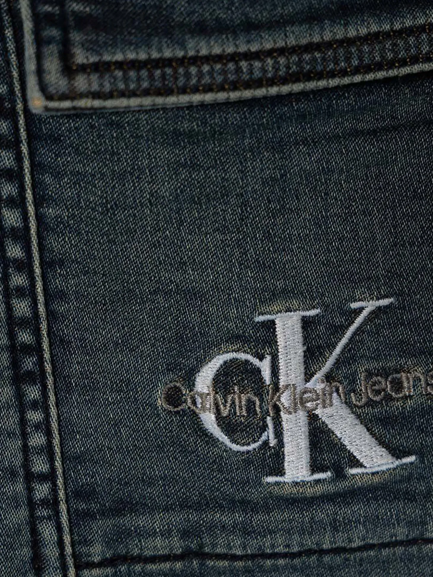 Jeans jogger con tasconi in denim scuro