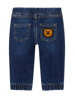 Jeans pull on con orsetto sul retro denim scuro