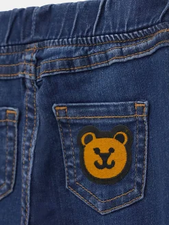 Jeans pull on con orsetto sul retro denim scuro