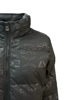 Piumino con zip all over logo nero