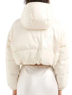Piumino cropped con cappuccio mix lucido crinkle crema
