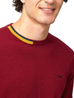 Pullover rosso con dettagli