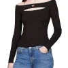 Top con spalle scoperte e distintivo nero