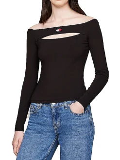 Top con spalle scoperte e distintivo nero