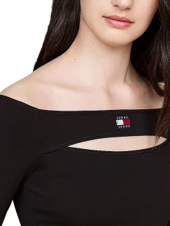 Top con spalle scoperte e distintivo nero