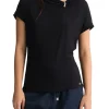 T-shirt con scollo asimetrico e dettaglio gioiello nero