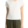 T-shirt con scollo asimetrico e dettaglio gioiello bianco