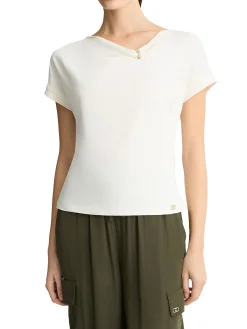 T-shirt con scollo asimetrico e dettaglio gioiello bianco