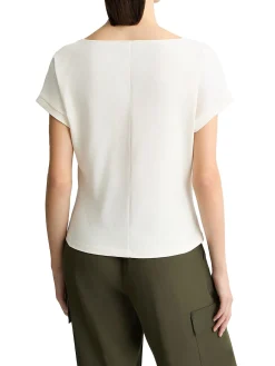 T-shirt con scollo asimetrico e dettaglio gioiello bianco