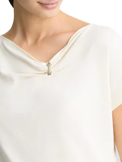 T-shirt con scollo asimetrico e dettaglio gioiello bianco