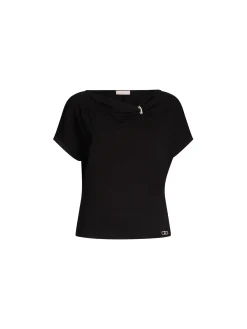 T-shirt con scollo asimetrico e dettaglio gioiello nero