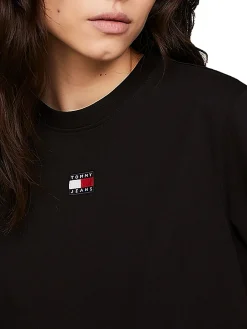 T-shirt squadrata con distintivo nera